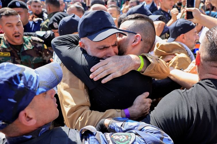 Reuters/Mussa Qawasma/Proibida reprodução Prisioneiro palestinos libertado por Israel abraça parentes em Ramallah, na Cisjordânia ocupada por Israel
13/10/2025 Reuters/Mussa Qawasma/Proibida reprodução