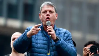 Vídeo postado nas redes sociais do governador Tarcísio de Freitas marca mudança de posicionamento em relação ao PT a um ano das eleições.