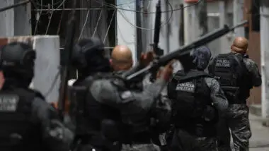 Timing: Polícia Militar, durante combate ao Comando Vermelho na Operação Contenção. No mesmo dia, o CNJ aprovou uma recomendação que limita o acesso direto da PM à Justiça.