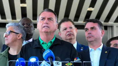 Vigília de oração convocada pelo senador Flávio Bolsonaro é parte da narativa do STF para converter a prisão domiciliar de Jair Bolsonaro em preventiva.