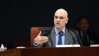 Moraes aponta para regras de visitação da PF e nega visita de Carlos a Jair Bolsonaro no domingo em que o vereador completa 43 anos.
