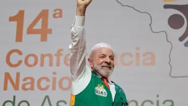 Em tom eleitoral, Lula pede que eleitores não votem em "raposa" e ironiza Bolsonaro