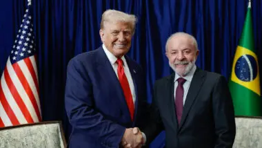 Presidentes dos Estados Unidos, Donald Trump, e do Brasil, Luiz Inácio Lula da Silva, participaram de reunião bilateral em Kuala Lumpur, na Malásia, neste domingo (26)