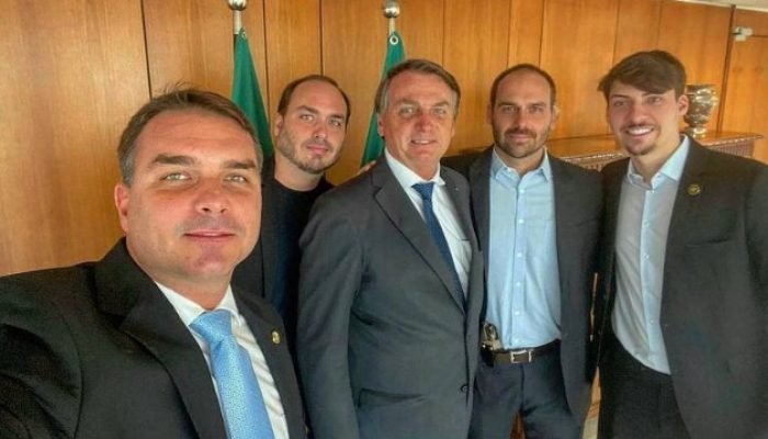 49f4540c-ft-bolsonaro-com-os-filhos