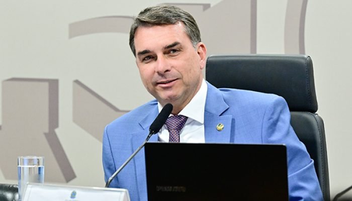 Comissão de Segurança Pública (CSP) realiza reunião deliberativa com 6 itens. Entre eles, o PL 5671/2023
que institui diretrizes para a implementação de medidas de segurança destinadas à prevenção e ao combate à violência em âmbito escolar; e altera a Lei nº 13.756, de 12 de dezembro de 2018.Mesa:
presidente da CSP, senador Flávio Bolsonaro (PL-RJ).Foto: Geraldo Magela/Agência Senado